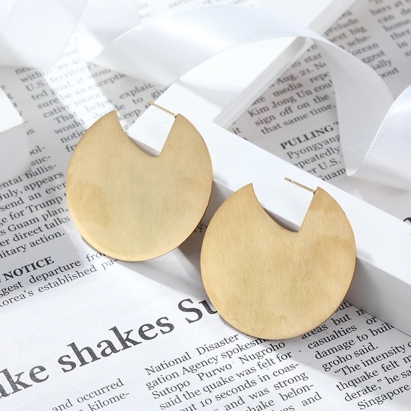 Cutwork stud earrings - Picture 3 of 4